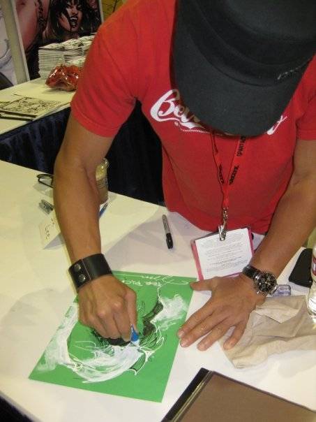 Jim Lee sketching for the first 8 fans in line.