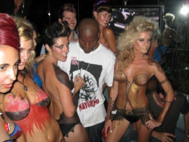 Tyrese posing with sexy women in body paint.