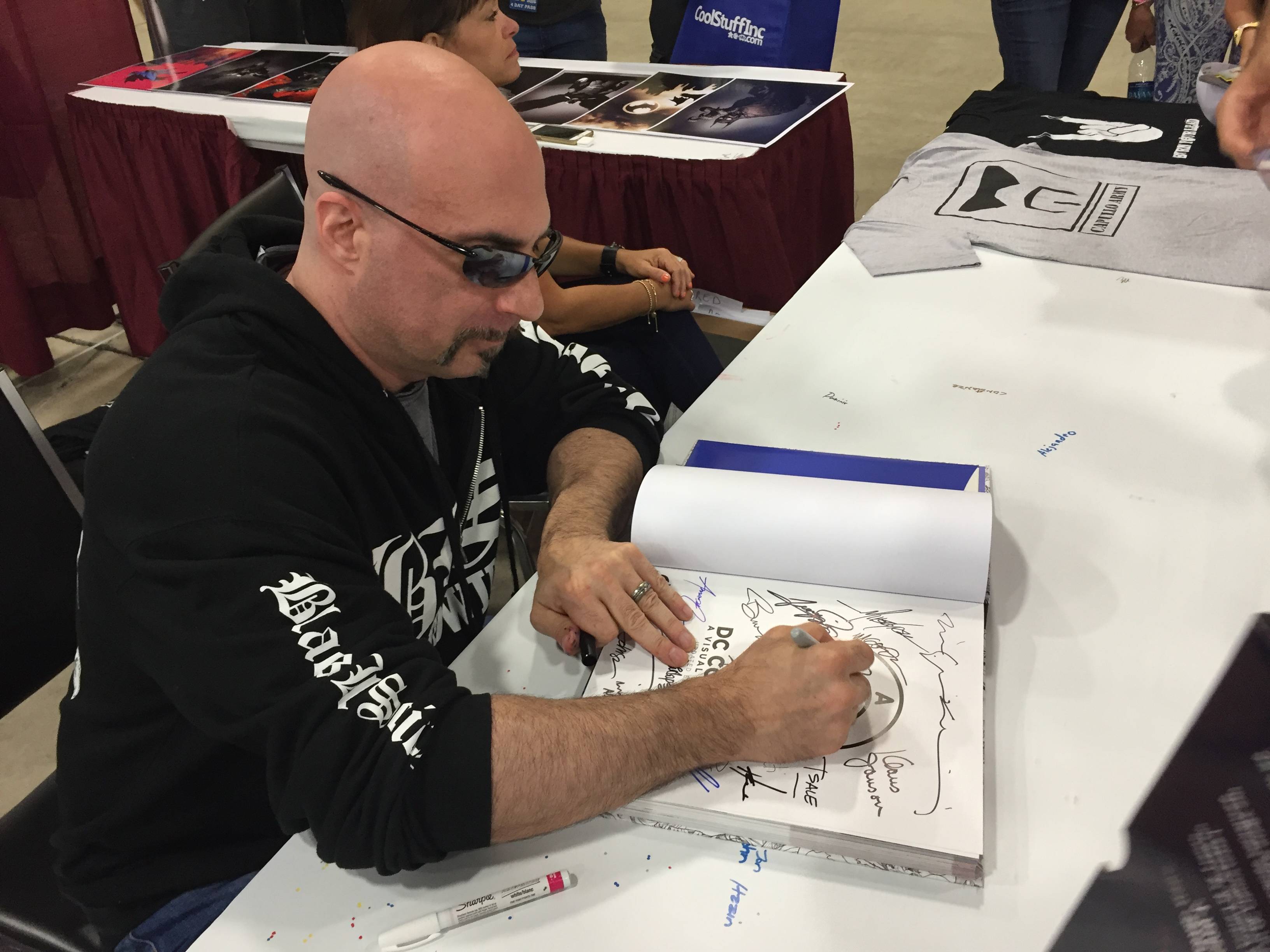 Greg Capullo signs a book for me.